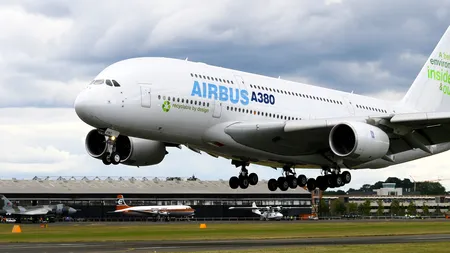 Preţul mediu al biletelor de avion s-a majorat cu 19%, în perioada vacanţei (analiză)
