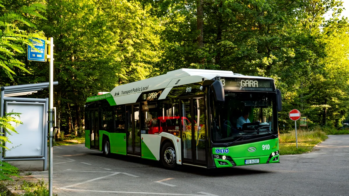 Transport gratuit pentru pensionarii unei comune din România. Întră în vigoare luni, 23 februarie