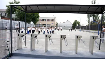 Acces ca la metrou pentru elevii și profesorii unei şcoli din România