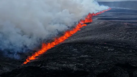 Erupție stranie în Islanda: lava țâșnește printr-o fisură de 2,4 km