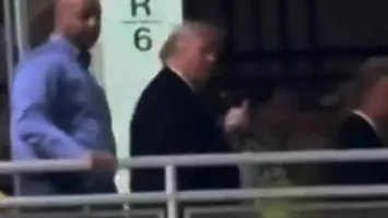 Trump i-a arătat degetul mijlociu unui muncitor care l-a numit „protector de pedofili”