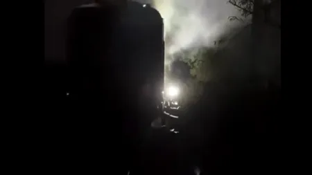 Incendiu la un tren plin cu țiței. Pompierii au evitat la timp un dezastru de proporții VIDEO