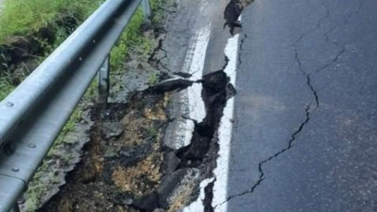 Atenție șoferi! DN 1 A, afectat de o alunecare de teren