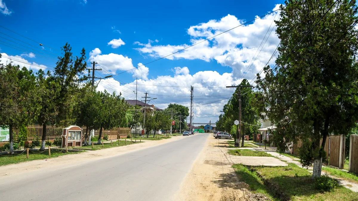 Realizările unui mandat: O comună bogată din Teleorman toacă banii pe pavele, garduri, gratare în curtea școlii și studii de fezabilitate inutile
