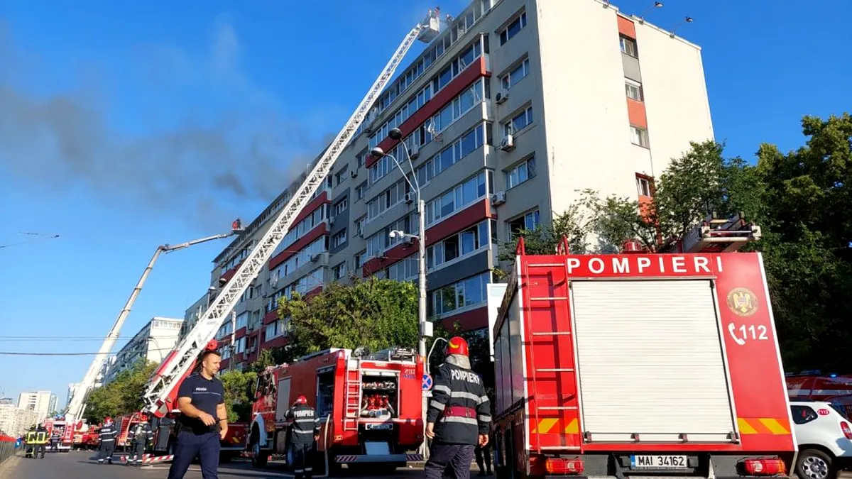 Incendiu într-un apartament situat la ultimul etaj al unui bloc din Capitală. 30 de persoane au fost evacuate