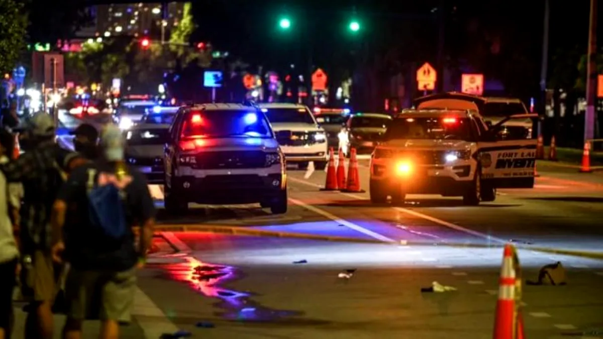 O camionetă a intrat într-o paradă gay din SUA, cel puțin un mort
