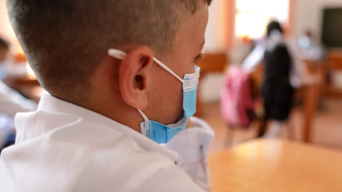 O treime din şcolile din Buzău rămân cu predare online din cauza ratei mici de vaccinare
