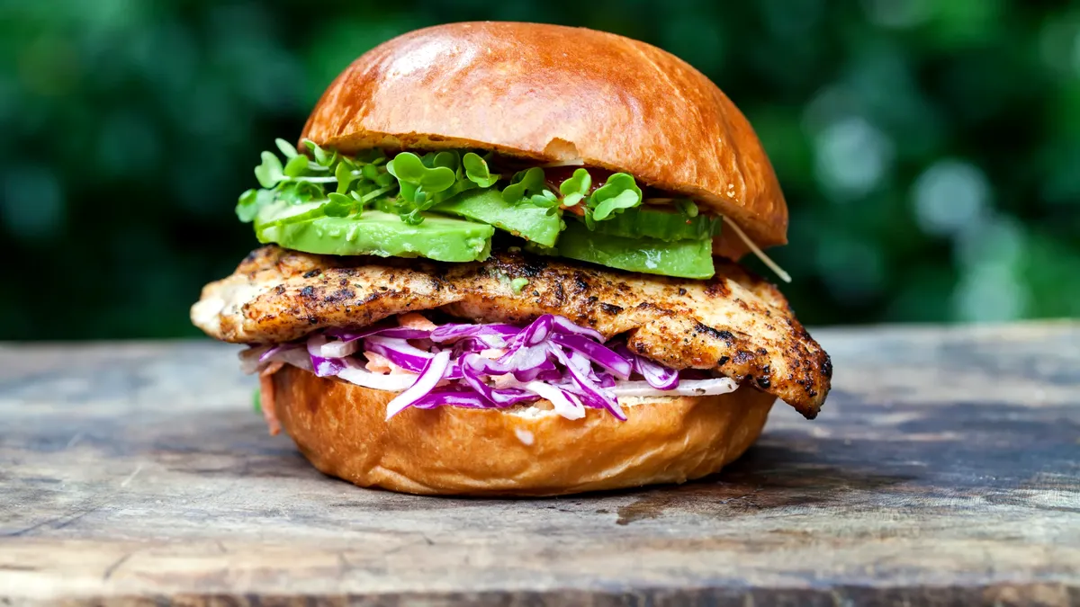 Hai, poftă mare, la burger de crocodil !