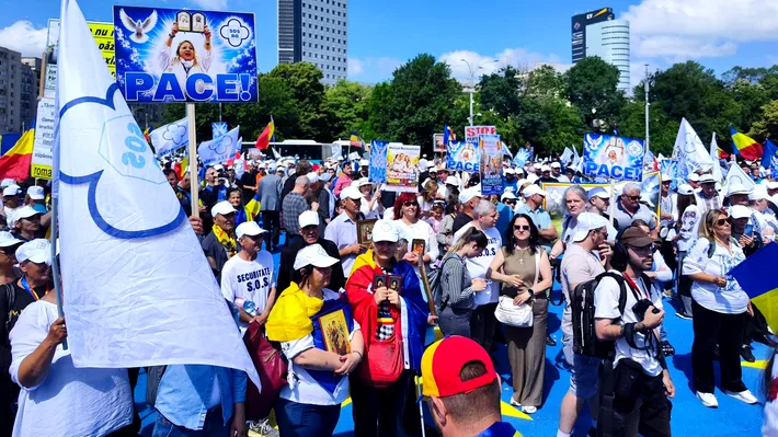 Diana Șoșoacă și preoți în fruntea marșului anti-parteneriat civil din București: „Vrem normalitate, nu diversitate”