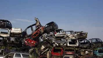 Mii de oameni se simt trădați după suspendarea Programului Rabla. Au dat avans pentru vehicule pe care nu le mai pot cumpăra