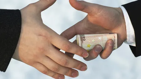 Mită de 500.000 euro: Doi inculpați reținuți în urma unei operațiuni DNA