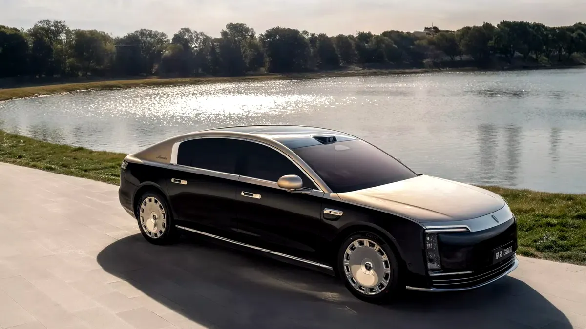 Lux la preț redus: bolidul care face competiție Rolls-Royce și Mercedes