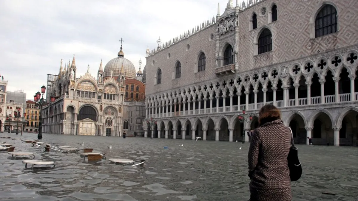 Marea maree sezonieră inundă Piața San Marco din Veneția