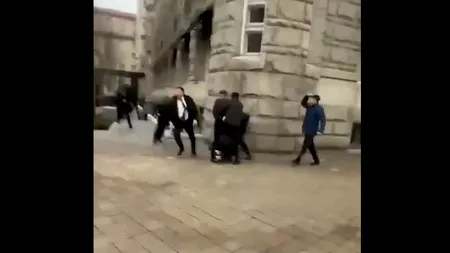 Bătaie pe tărâm american: gărzile unui președinte venit la Consiliul Păcii au altoit protestatarii VIDEO