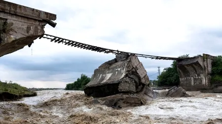 Jumătate din podurile peste care trec trenurile patriei stau să cadă