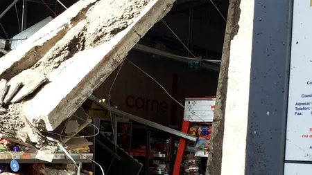 Tavan prăbușit într-un supermarket la Turda. Noroc că nu erau clienți