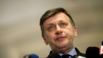 Este o logică a susținerii lui Crin Antonescu, spun analiștii politici. Cât este de fragilă?