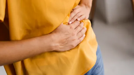 Cancerul colorectal  explodează la tineri. Care sunt primele semne?