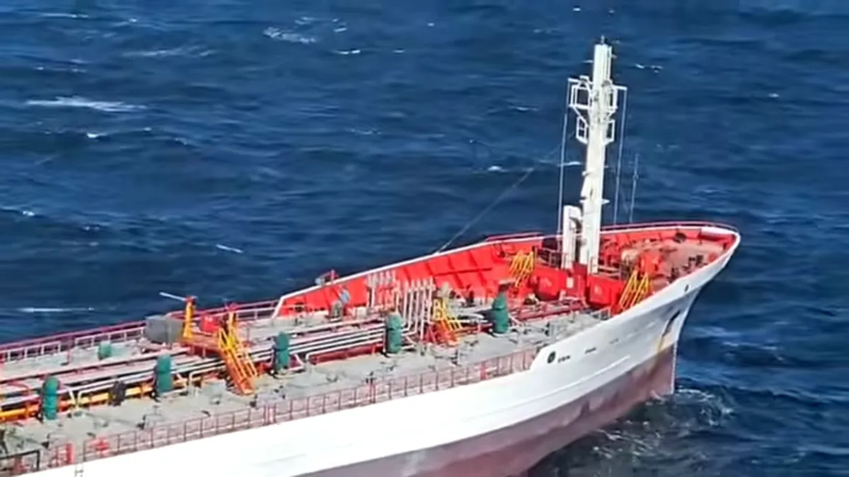 Marinari în pericol în Marea Neagră: valurile uriașe țin pe loc salvarea, deși elicopterele și navele sunt în zonă