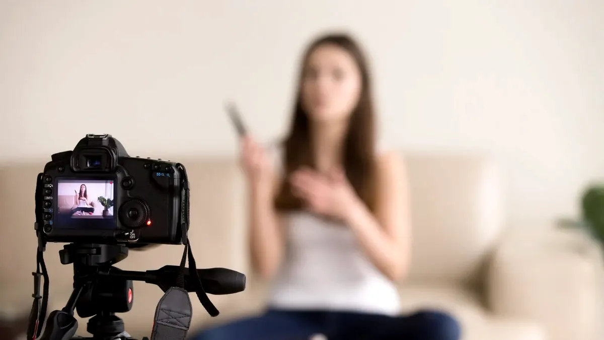 O polițistă cu un trecut controversat. Este acuzată că ar fi făcut videochat