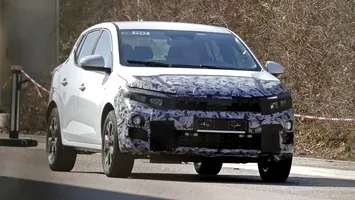 Noua Dacia Sandero cu design inspirat de Spring și Duster, surprinsă în trafic