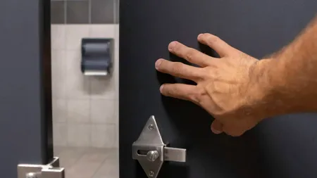 Proiect legislativ: pușcărie pentru o „privire vinovată” în vestiarul fetelor