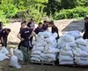 Saci cu nisip amplasați de pompieri în Bușteni. Măsură de protecție pentru a limita pagubele noului cod roșu emis
