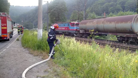 Un vagon - cisternă plin cu benzină a luat foc din mers, traficul feroviar e blocat între Bușteni și Azuga (foto)