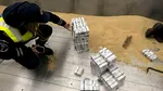 Țigări de contrabandă, în valoare de 63.000 euro, descoperite la vamă în Siret. Polițist lovit de zeci de pachete (VIDEO)