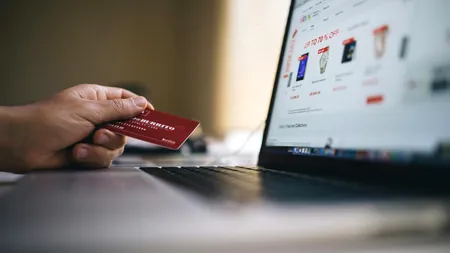 Shoppingul online devine un lux pentru români (studiu)