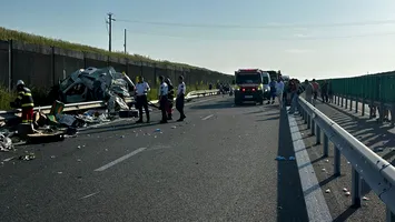 Un TIR a făcut praf o autoutilitară și parapeții de protecție pe DEx12 Craiova – Pitești! Un bărbat a murit pe loc (VIDEO)