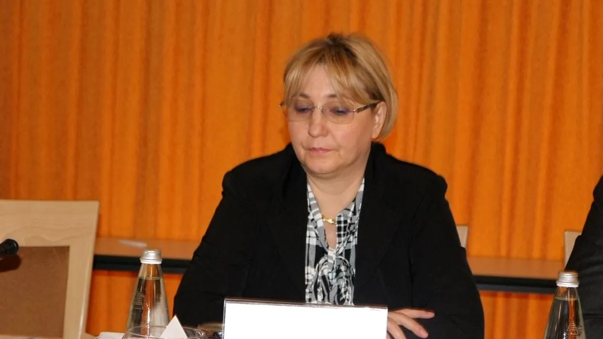 Cum își trage încă două-trei salarii o directoare din Ministerul Transporturilor