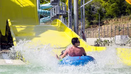 La Galați, aquapark fără „instrucțiuni de folosire”. Doi bărbați au ajuns la spital după ce s-au accidentat pe tobogan