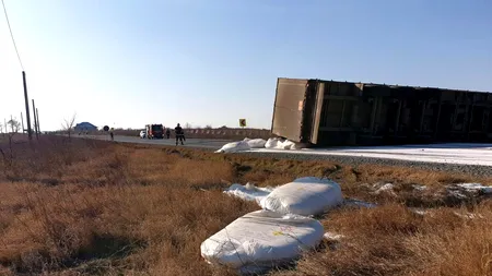 Accident extrem de periculos: Un tir plin cu azotat, răsturnat pe șosea. Marfa poate exploda oricând