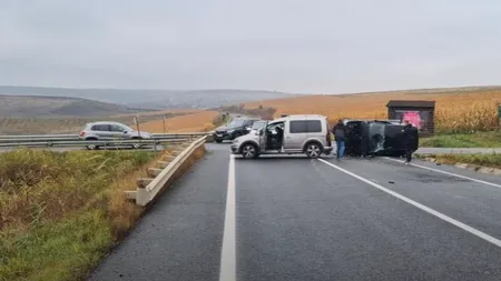 BMW filmat în timp ce se răstoarnă, după un impact violent. Mașina gonea cu viteză pe asfaltul umed VIDEO