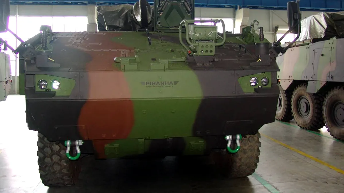 Primele transportoare Piranha V produse la București au plecat spre Scorpionii Roșii din Craiova