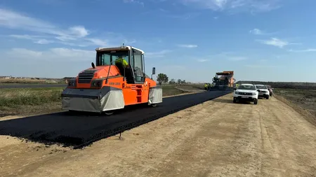 Prima așternere de asfalt pe lotul 3 al secțiunii Ploiești – Buzău (VIDEO)