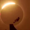 Spectacol pe cer în Spania. Un kitesurfer olimpic, surprins în fața eclipsei totale de Soare ( VIDEO)