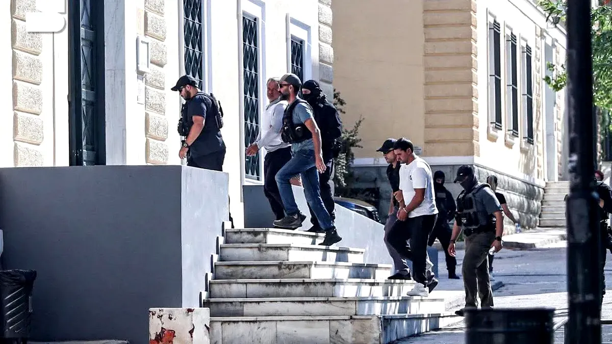 Cătușe, veste antiglonț și escortă armată: apariție spectaculoasă a lui Plahotniuc în instanța din Grecia