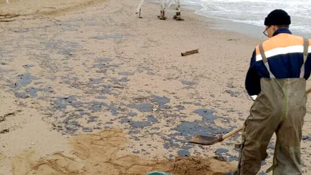Stare de urgență la ruși, după ce păcură din Marea Neagră a ajuns pe plaje