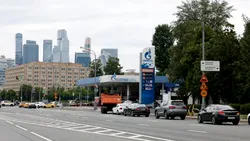 Cozile „umilinței” în Rusia la benzinării. Cum a ajuns cel mai mare exportator de țiței să raționalizeze carburantul