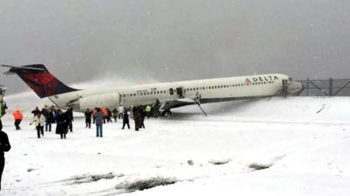 Accident aviatic spectaculos la Toronto: un avion s-a răsturnat la aterizare (Video)