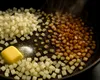 Ceapa, mica noastră dramă domestică: cum o caramelizezi de două ori mai repede fără să plângi