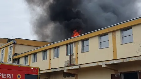 O fostă fabrică INDAGRA arde. Degajări mari de fum. Locuitorii avertizați prin RO-ALERT