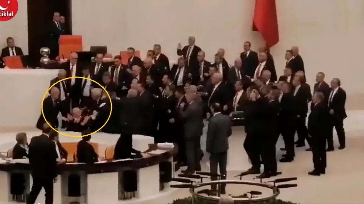Bătaie în Parlamentul Turciei, un politician s-a lovit la cap și a ajuns la terapie intensivă