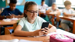 Fenomenul „brain rot”: Cum ne „putrezește” creierul scroll-ul infinit și de ce nu ne mai putem concentra