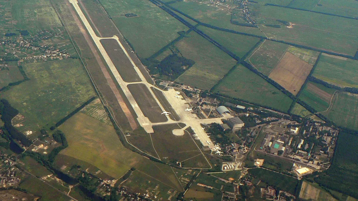 Războiul din Ucraina: Rușii preiau controlul aeroportului internațional de lângă Kiev