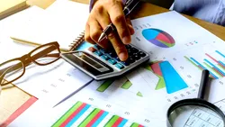 Inflația, avantaj bugetar și povară pentru români. Cum ajunge statul să câștige din scumpiri, în timp ce populația pierde