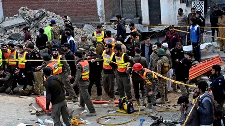 Peste 100 de morți în atentatul din Pakistan, atentatorul purta uniformă de polițist (video)