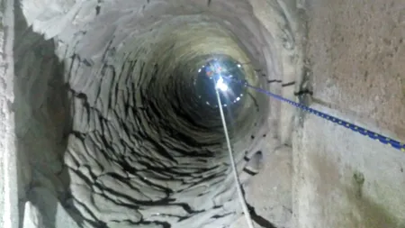Femeie căzută într-o fântână, salvată de pompieri